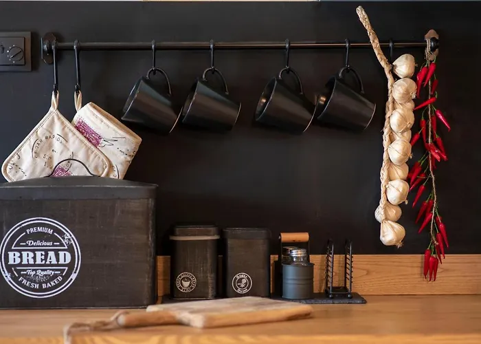 To Stefani Tis Makrinas Πανσιόν