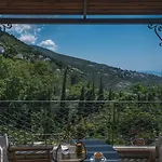 To Stefani Tis Makrinas 4*