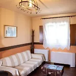 To Stefani Tis Makrinas