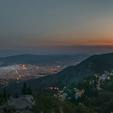 To Stefani Tis Makrinas 4*